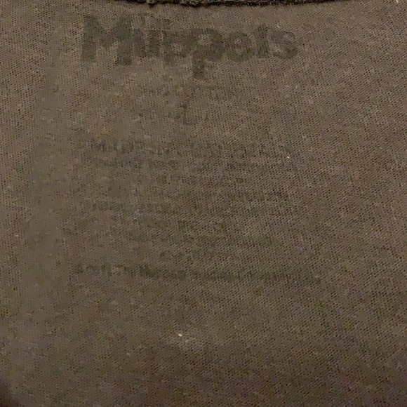 😍 2/$29 Muppets Miss Piggy tee ** ting holes on back neck trim L - Picture 5 of 7